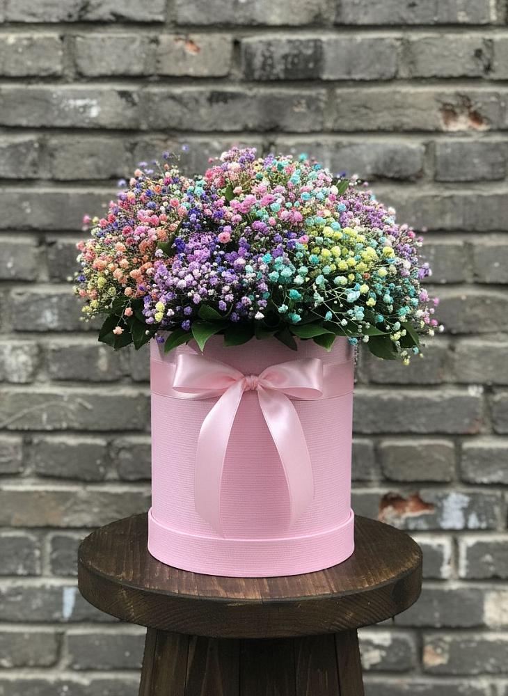 Цветочная композиция из Гипсофила и Розы в шляпной коробке в Красногорском Удмуртская Республика