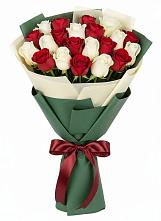 Букет Микс из красных и белых роз в Красногорском Удмуртская Республика