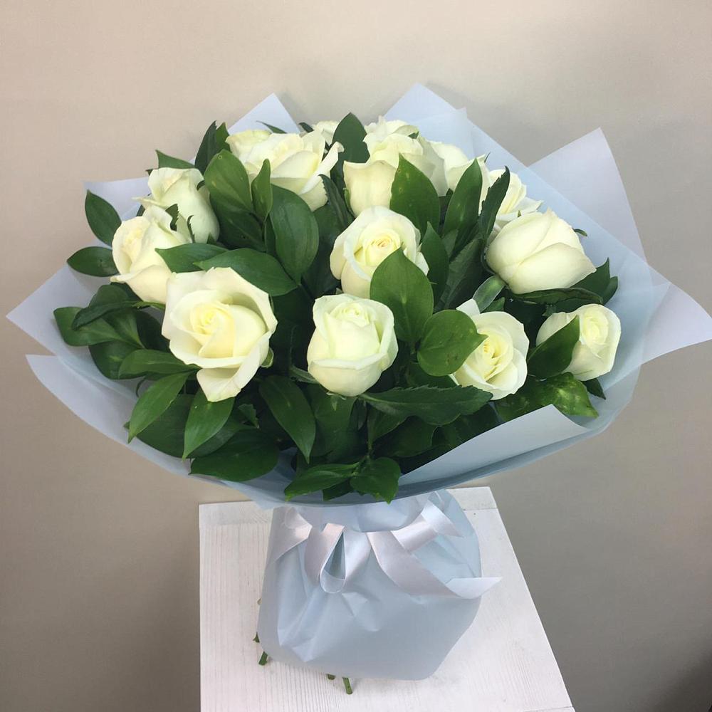 Букет 15 Белых роз Проуд в Красногорском Удмуртская Республика
