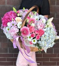 Цветочная композиция из Розы, Хризантемы, Пионы и Лизиантусы в корзине в Красногорском Удмуртская Республика