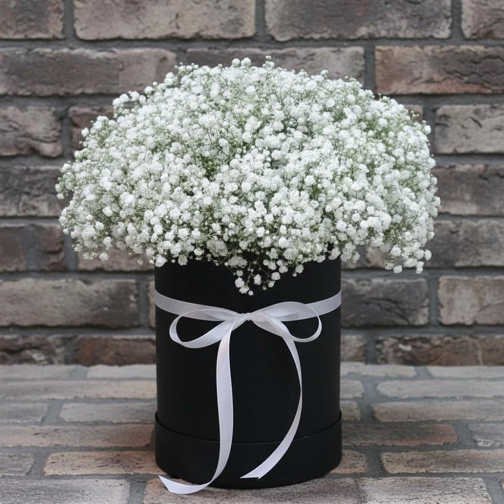 Цветочная композиция из Гипсофила в шляпной коробке в Красногорском Удмуртская Республика