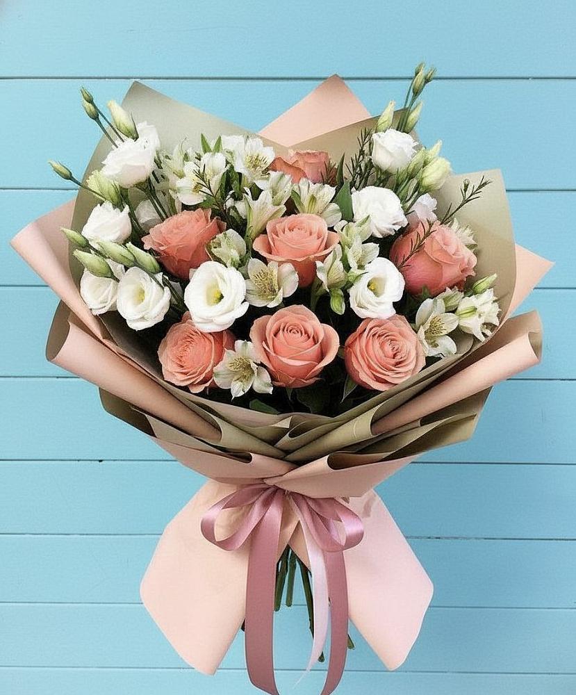 Букет цветов из: Розы, Альстромерии и Лизиантусы в Красногорском Удмуртская Республика