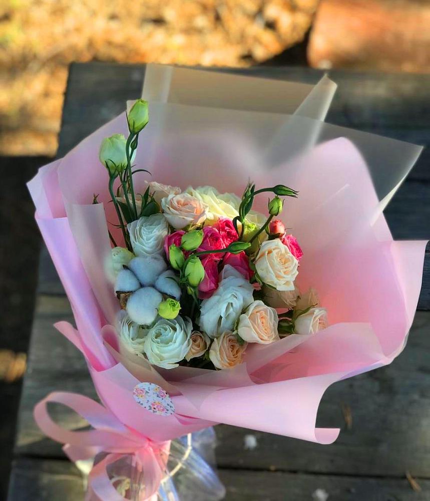 Букет цветов из: Розы и Лизиантусы в Красногорском Удмуртская Республика