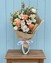 Букет цветов из:  Альстромерии, Лизиантусы, Розы и Хризантемы в Красногорском Удмуртская Республика