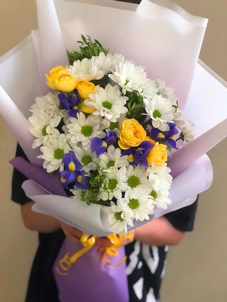 Букет цветов из: Ирисы, Хризантемы и Розы в Красногорском Удмуртская Республика