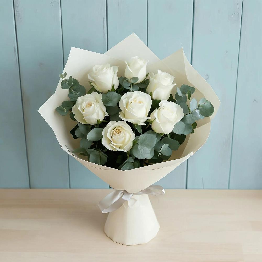 Букет Белые розы в Эвкалипте в Красногорском Удмуртская Республика