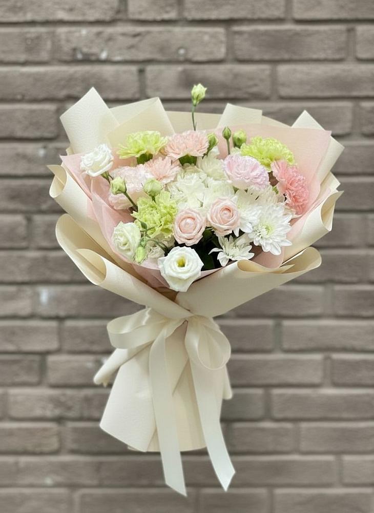 Букет цветов из: Гвоздики, Розы, Лизиантусы и Хризантемы в Красногорском Удмуртская Республика