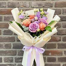 Букет цветов из:  Лизиантусы и Розы в Красногорском Удмуртская Республика