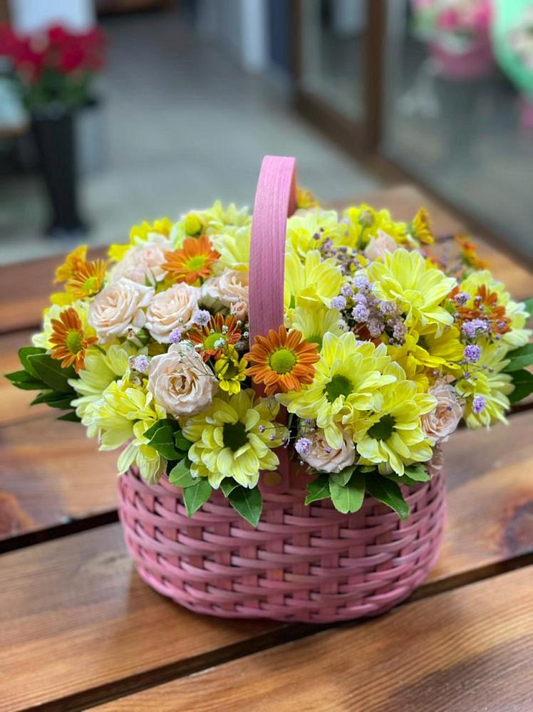 Цветочная композиция из Хризантемы и Розы в корзине в Красногорском Удмуртская Республика