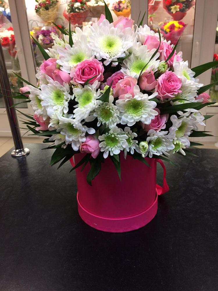 Цветочная композиция из Розы и Хризантемы в шляпной коробке в Красногорском Удмуртская Республика