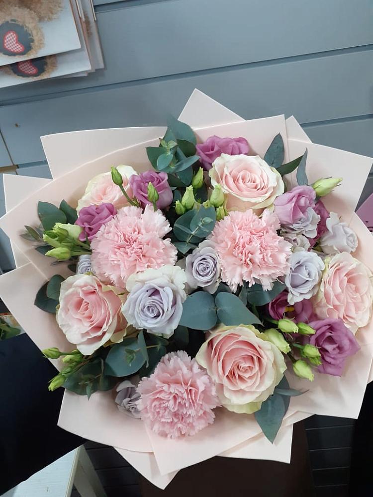 Букет цветов из: Розы, Гвоздики и Лизиантусы в Красногорском Удмуртская Республика