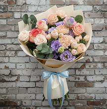 Букет цветов из:  Розы, Лизиантусы и Гвоздики в Красногорском Удмуртская Республика