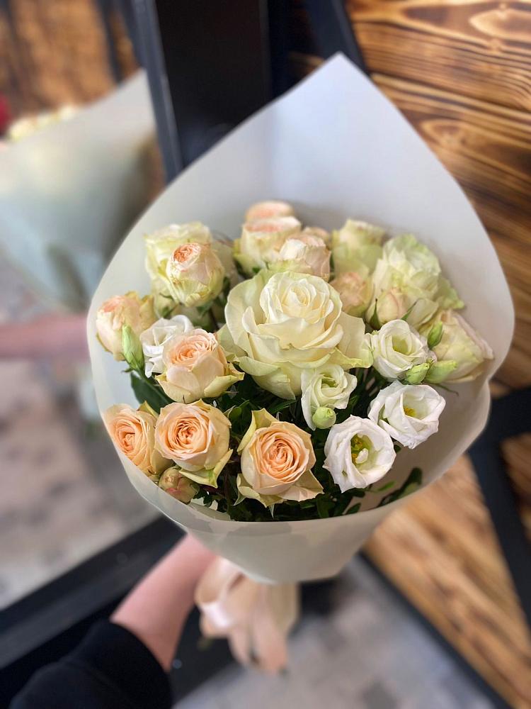 Букет цветов из: Розы и Лизиантусы в Красногорском Удмуртская Республика