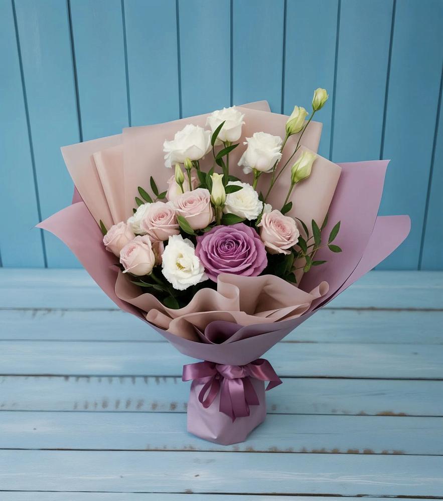 Букет цветов из: Розы и Лизиантусы в Красногорском Удмуртская Республика